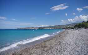 Auf der anderen Seite führt die Strandpromenade zu Bars und Tavernen